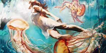 Frau umgeben von Quallen