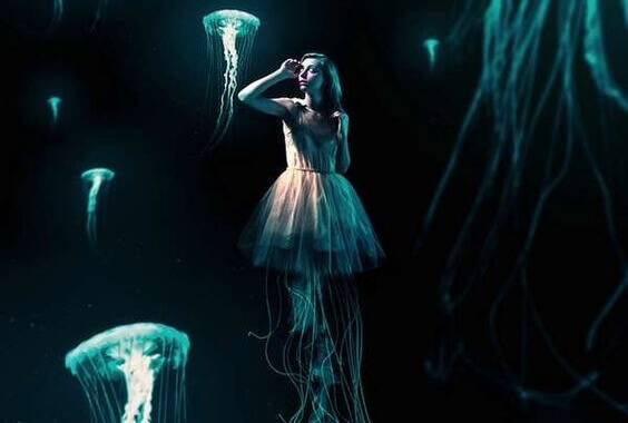 Frau umgeben von Quallen