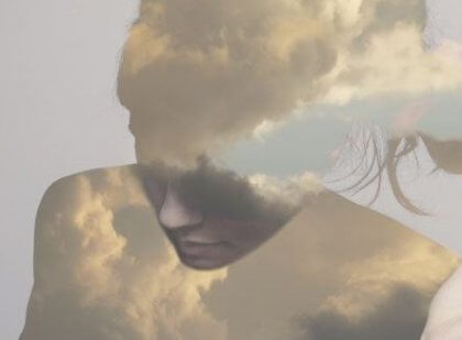 Frau aus Wolken