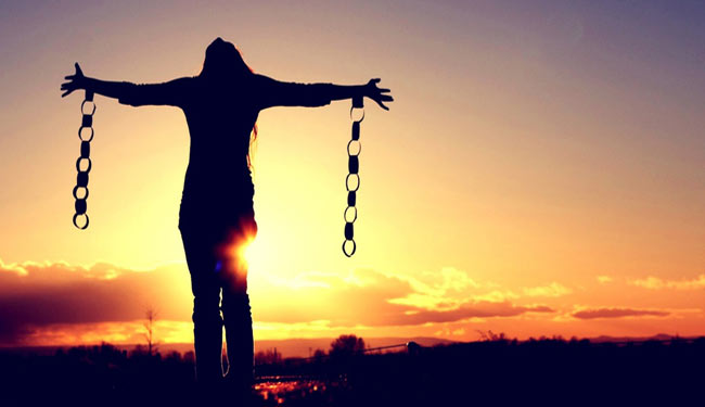 Frau befreit sich von Fesseln