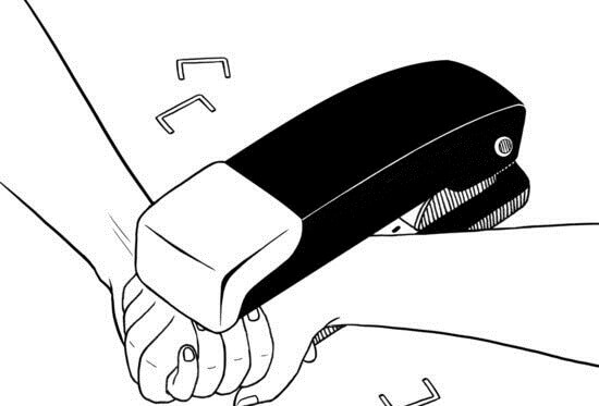 Hände zusammengetackert