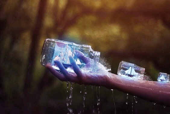 Modellschiffe in Gläsern auf dem Arm