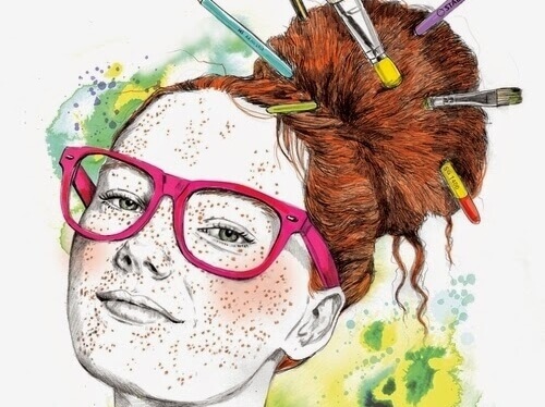 Kreative Frau mit Sommersprossen und rosa Brille