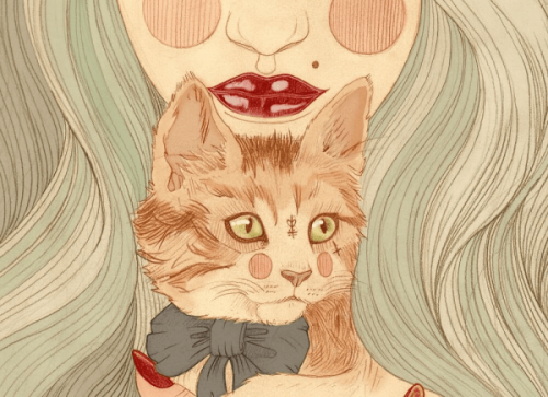 Katze mit Narben vor dem Hals einer Frau