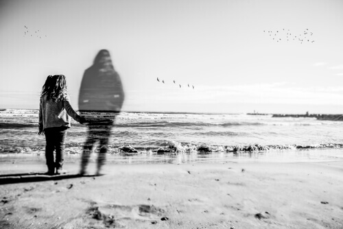 Mädchen mit einer Mutter, die transparent erscheint