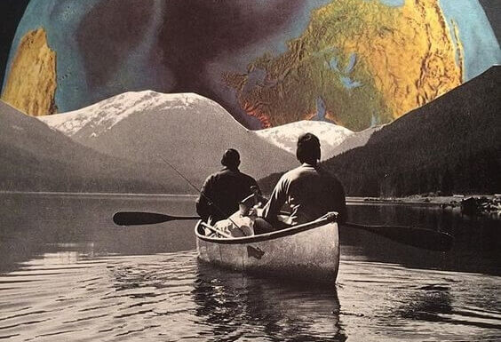 Männer im Kanu in fremder Welt