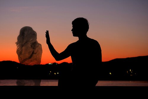 Man greift nach Silhouette einer Frau