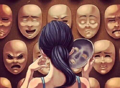 Frau steht vor vielen Masken