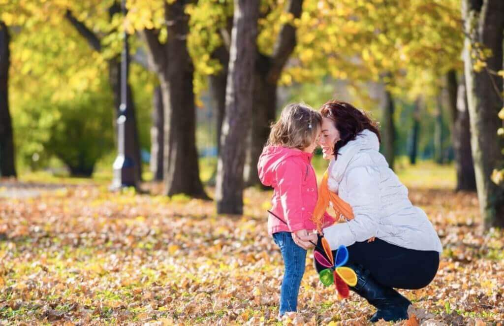 Mutter mit Tochter im Wald