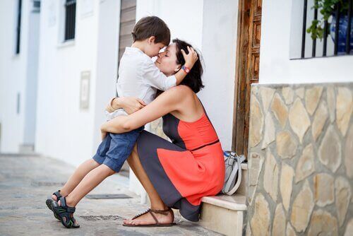 Kind umarmt seine Mutter