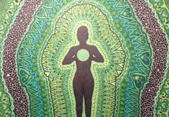 Ausgeglichener Mensch, von Mustern umgeben