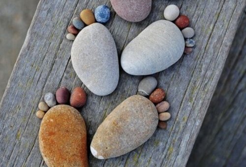 Aus Steinen gelegte Fußspuren