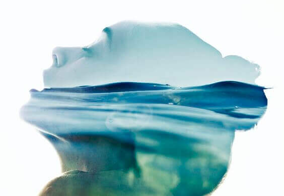 Kopf einer Frau im Wasser