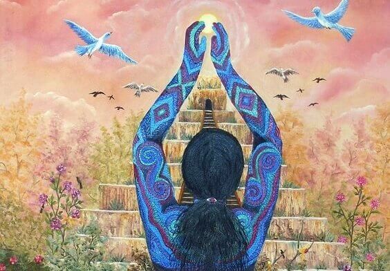 Spirituelle Frau vor einer Pyramide