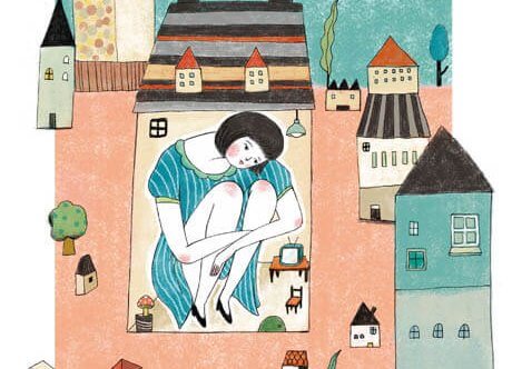 Eine Frau sitzt im Haus