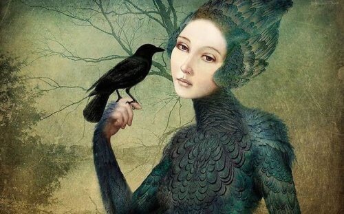 Eine Frau hält einen Raben in der Hand