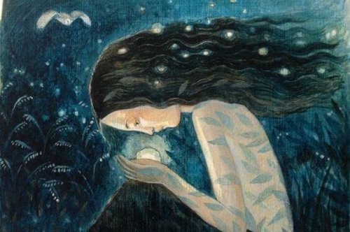 Eine Frau schaut auf ihre Hand