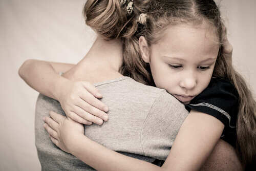 trauriges Mädchen, das ihre Mutter umarmt