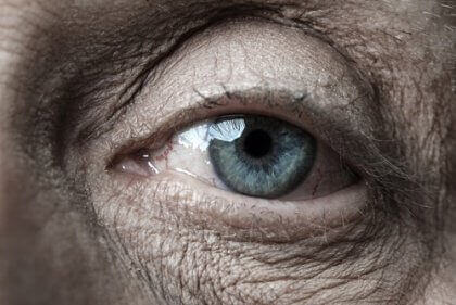 Auge eines älteren Mannes