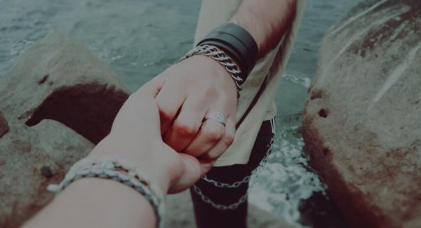 Zwei Hände halten sich fest