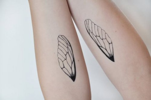 Arme mit Flügel-Tattoos