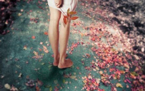 Frauenbeine im Herbst