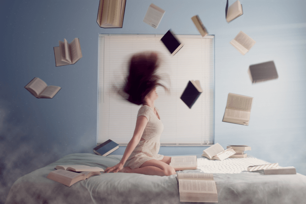 Frau im Bett mit Büchern