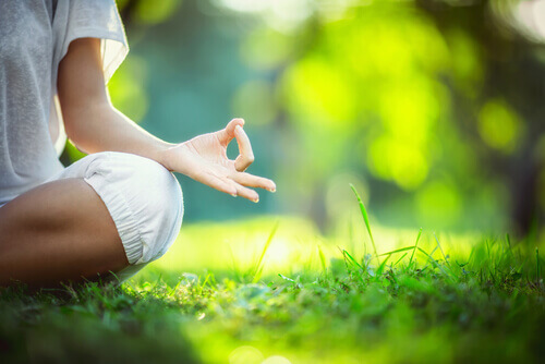 Eine Frau übt sich in der Praxis der Meditation.