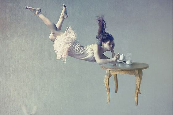 Frau am Kaffeetisch