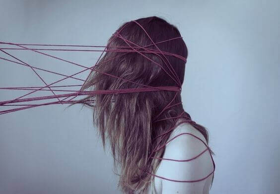 Frau durch Stricke gefangen