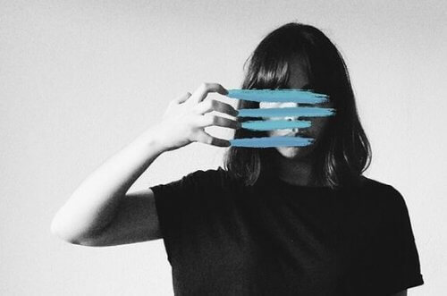 Frau mit blauen Linien vor ihrem Gesicht