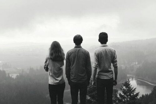 Drei Freunde, die auf eine Landschaft sehen