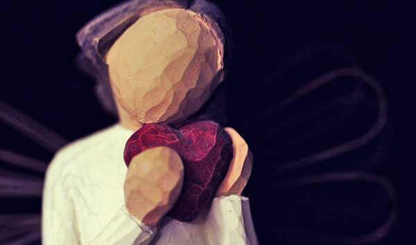 Geschnitztes Männchen mit Herz in der Hand