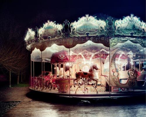 Ein Karussell bei Nacht