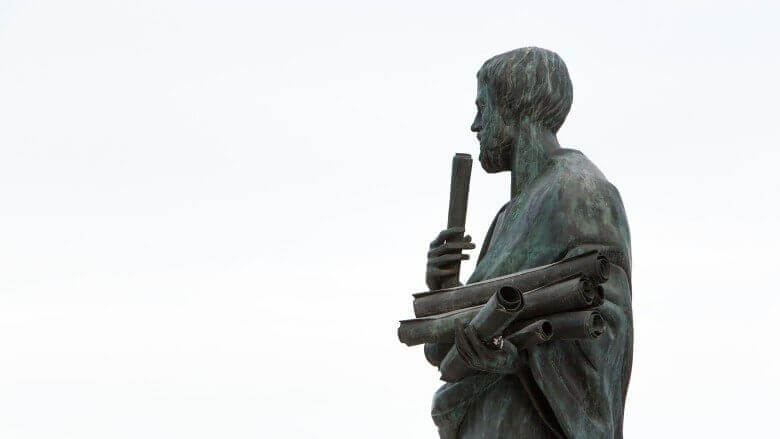 Statue eines Mannes mit Schriftstücken in der Hand