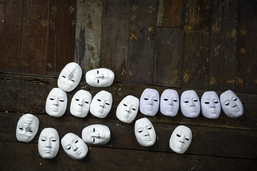 Masken auf dem Boden