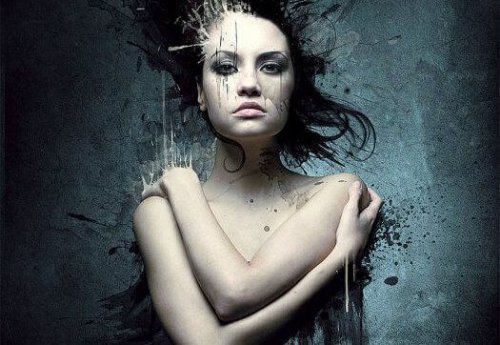 Verweintes Gesicht einer Frau, die ihren Körper verdeckt