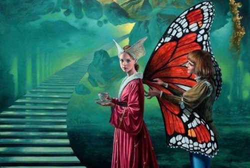 Frau zupft an Mädchen mit Schmetterlingsflügeln