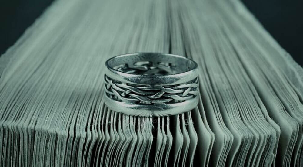 Ring auf Buchseiten