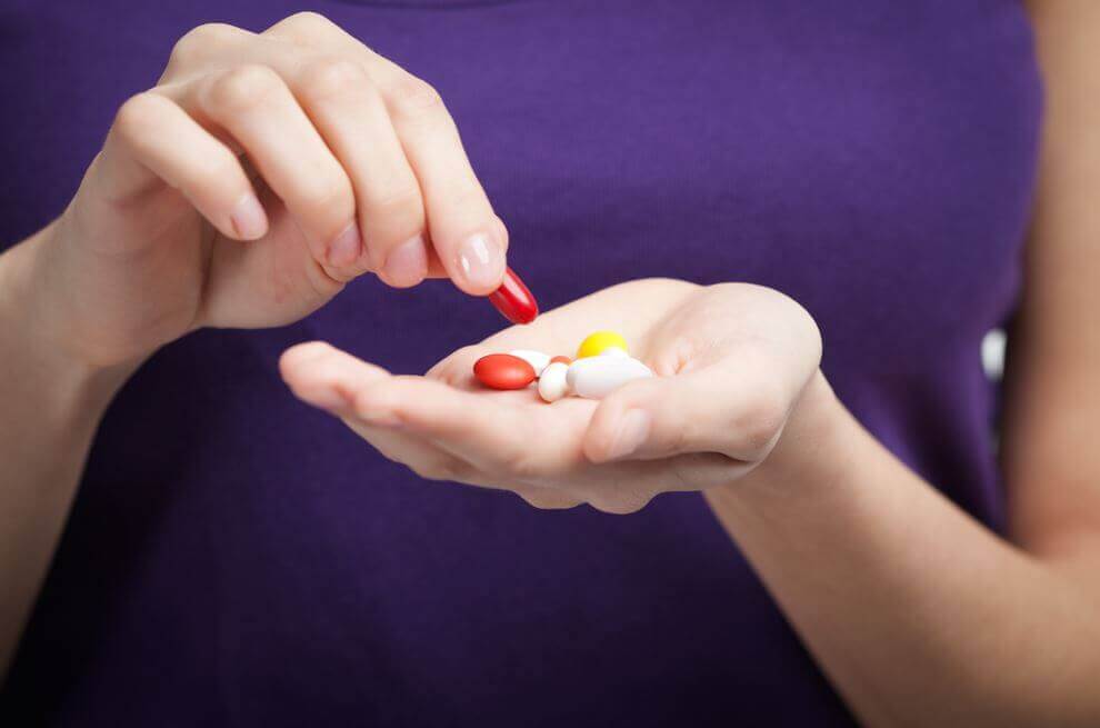 Frau mit Tabletten