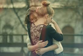 Freundinnen umarmen sich
