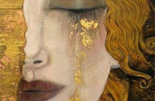 Frau, die goldene Tränen weint