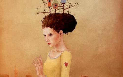 Frau mit Vogelhäusern auf ihrem Kopf