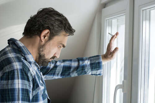 Rauchender Mann am Fenster
