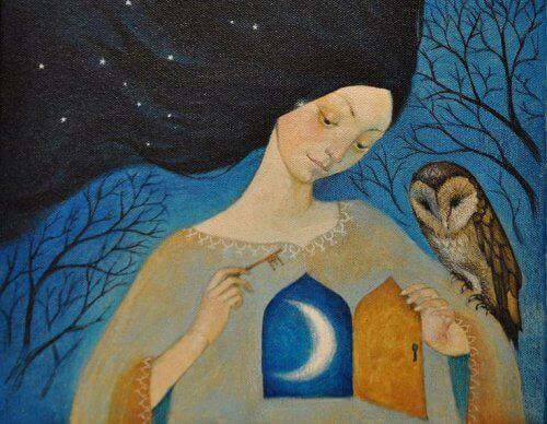 Frau, die ihr Herz dem Mond geöffnet hat