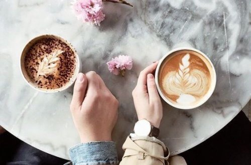 Paar, das Kaffee trinkt