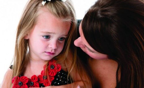 Trauriges Mädchen mit ihrer Mutter