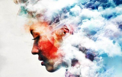 Frau, die halb im Rauch verschwindet