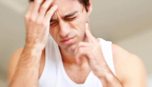 Mann mit Zahnschmerzen