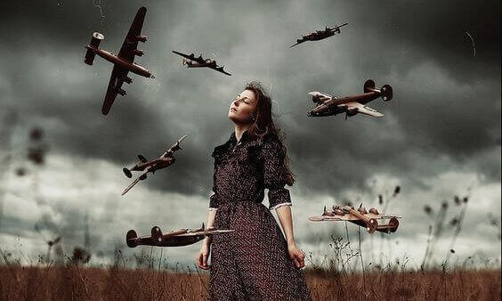 Frau wird von Flugzeugen umzingelt